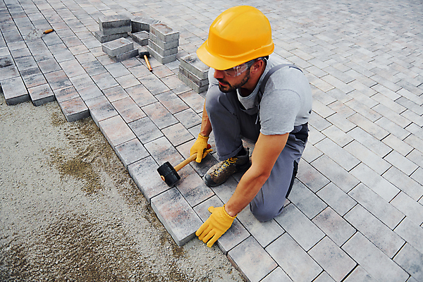 포토 JPG 해외이미지 전신 남자 건축 바닥 작업복 공사 한명 들기 성인 옆모습 건설현장 작업 보행로 망치 무릎꿇기 화강암 성인남자한명만 건설근로자 해외202309 해외포토 직업 1 옷 길 뷰포인트 모션 건설업 사람 암석 공구 남자한명만 성인남자만 파일형식
