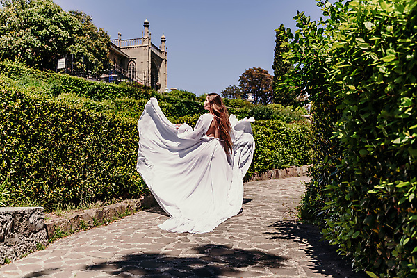 포토 JPG 해외이미지 나무 백인 공원 여자 행복 벽 여행 잎 밭 자연 놀이 출입구 한명 사람 동양인 잔디 야외 초록색 여름 울타리 달리기 뷰티 정원 자유 아기 퍼즐 오솔길 미로 해외202309 해외포토 서양인 식물 1 계절 공공시설 감정 길 컬러 컨셉 농업 모션 인종 담장 생태계 파일형식