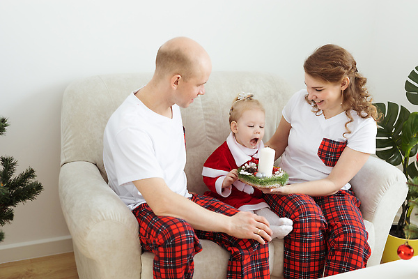 포토 JPG 해외이미지 전신 백인 여자 남자 크리스마스 초 가족 휴가 입벌림 들기 앉기 상반신 성인 앞모습 옆모습 세명 소파 아기 해외202309 해외포토 서양인 기념일 뷰포인트 의자 관계 모션 표정 사람 파일형식