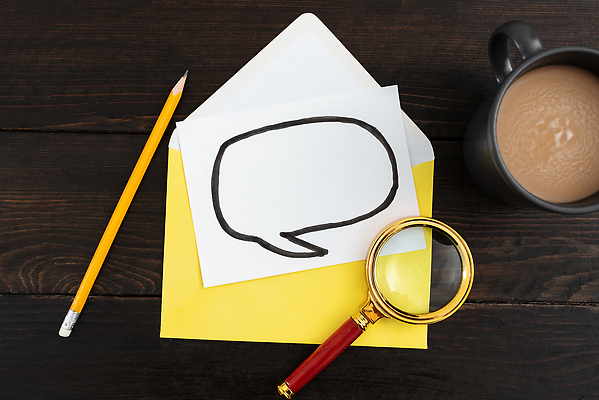 포토 JPG 해외이미지 종이 커피 말풍선 돋보기 편지봉투 아이디어 사람없음 연필 노란색 커피잔 카피스페이스 나무배경 해외202309 해외포토 음료 컬러 백그라운드 컨셉 학용품 봉투 잔 필기구 공백 편지 파일형식