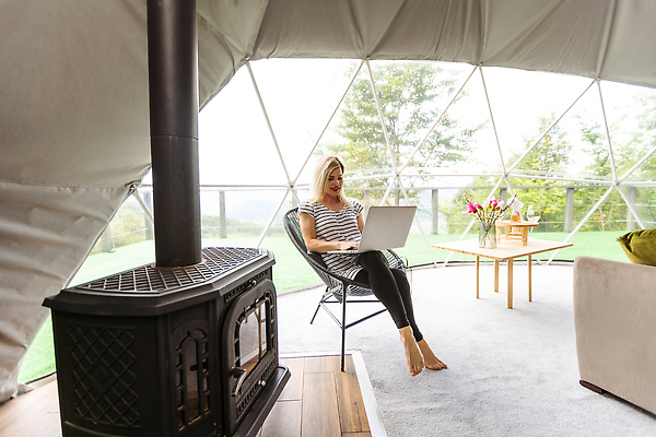 포토 JPG 해외이미지 전신 여자 의자 탁자 텐트 한명 앉기 성인 야외 노트북 소파 꽃병 캠핑 난로 창가 성인여자한명만 해외202309 해외포토 1 꽃 가구 창문 모션 레저 캠핑도구 사람 전자제품 난방기 여자한명만 성인여자만 파일형식