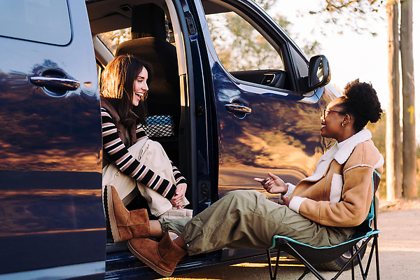 포토 JPG 해외이미지 백인 라이프스타일 커플 여자 행복 여행 2 자연 휴가 함께함 대화 미소 풍경 야외 두명 검은색 일몰 우정 기쁨 캠핑 자유 탐험 결합 탈출 승합차 주말 채팅 해외202309 해외포토 서양인 감정 컬러 컨셉 관계 승용차 레저 표정 말하기 사람 생활 친구 노을 생태계 파일형식