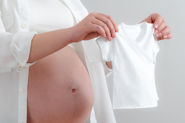 포토 JPG 해외이미지 여자 한명 들기 상반신 성인 옆모습 임산부 젖병 계획 노리개젖꼭지 준비 기저귀 아기양말 성인여자한명만 해외202309 해외포토 1 뷰포인트 컨셉 모션 사람 임신 아기용품 여자한명만 성인여자만 파일형식