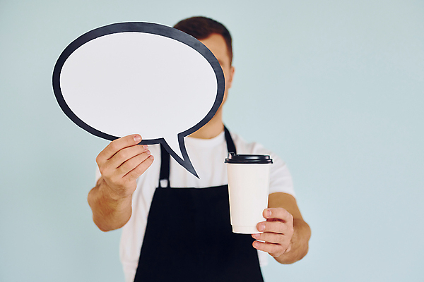 포토 JPG 해외이미지 서양인 남자 말풍선 한명 들기 상반신 성인 앞모습 컵 팻말 보여주기 성인남자한명만 카피스페이스 해외202309 해외포토 외국인 1 식기 뷰포인트 모션 프레임 사람 공백 남자한명만 성인남자만 파일형식