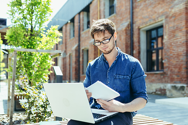 포토 JPG 해외이미지 백인 직업 응시 남자 행복 안경 셔츠 생각 벤치 비즈니스 부분 성공 거리 아이디어 직장 한명 앉기 성인 야외 그래픽 노트북 컴퓨터 사무실 카메라 공책 도시 작업 비즈니스맨 네트워크 엔지니어 고급 계획 건축가 대표 디자이너 무선전화기 스마트 문서 길이 프로젝트 힙스터 해외202309 해외포토 서양인 1 시선 잡화 패션 감정 컨셉 상의 의자 회사 모션 문구용품 사람 전자제품 직장인 기술자 전화기 파일형식