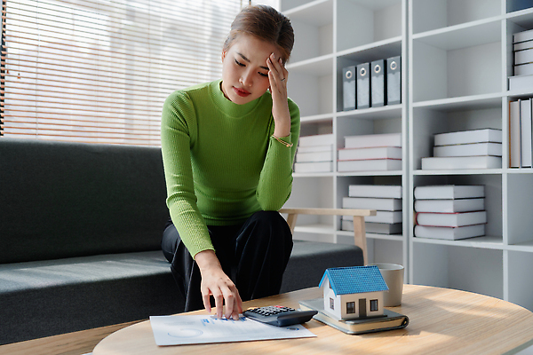 포토 JPG 해외이미지 응시 여자 종이 돈 비즈니스 아파트 주택 한명 앉기 성인 금융 노트북 소파 독서 계산기 절약 신용카드 비교 계산 좌절 가난 충돌 실업 명상 고민 문서 결제 충격 긴장 불만 파산 대출 빚 마감 세금 심각 예산 위기 적자 혼란 코로나바이러스 해외202309 해외포토 1 시선 감정 컨셉 의자 모션 문구용품 사람 건물 경제 전자제품 장비 재산 바이러스 파일형식