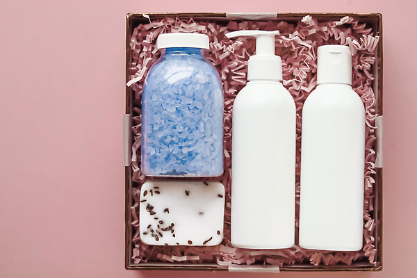 포토 JPG 해외이미지 리본 사람없음 상자 하이앵글 화장품 오브젝트 피부관리 담기 비누 공병 바디케어 화장품가방 입욕소금 해외202309 해외포토 뷰포인트 가방 모션 위생용품 뷰티 미용용품 소금 병_담는 파일형식