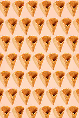 포토 JPG 해외이미지 백그라운드 패턴 사람없음 하이앵글 달콤 아이스크림콘 와플 베이지색배경 해외202309 해외포토 뷰포인트 무늬 디저트 맛 콘 베이지색 파일형식