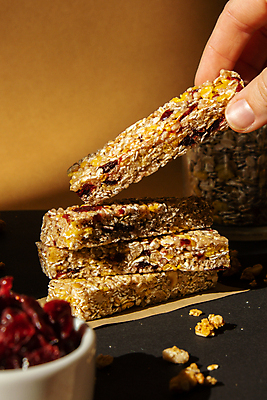 포토 JPG 해외이미지 손 들기 신체부위 갈색 쌓기 견과류 건포도 부스러기 에너지바 그래놀라 글루텐프리 해외202309 해외포토 음식 컬러 모션 포도 사람 건과일 파일형식