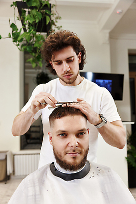 포토 JPG 해외이미지 식물 헤어스타일 응시 남자 시계 수염 앉기 상반신 성인 두명 앞모습 텔레비전 장비 머리빗 망토 미용사 이발 자르기 이발소 미용가위 성인남자만 해외202309 해외포토 직업 시선 뷰포인트 모션 가위_도구 사람 전자제품 미용용품 뷰티샵 남자만 성인만 파일형식