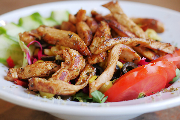 포토 JPG 해외이미지 접시 손 줄 음식 포크 잎 다이어트 토마토 채소 부분 고추 탁자 콩 파프리카 건강 육류 사람없음 초록색 금속 주방 식사 저녁식사 치킨 샐러드 칼 달콤 그릴 상추 가슴 굽기 먹기 속도 머리위 점심식사 단백질 해외202309 해외포토 식물 식기 컬러 가구 식재료 모션 재질 주방용품 곡류 신체부위 맛 구이 닭고기요리 영양소 파일형식