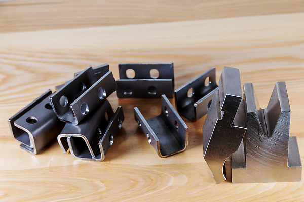 포토 JPG 해외이미지 직업 접시 산업 부분 공장 숙이기 안전 사람없음 금속 기계 장비 도구 공구 죽음 작업실 엔지니어 제조 밀기 브레이크 철 흰배경 언론 시트 자동 철강 해외202309 해외포토 식기 포즈 백그라운드 공업 모션 재질 흰색 기술자 파일형식