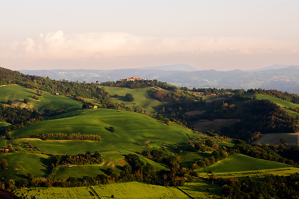 포토 JPG 해외이미지 나무 유럽 여행 밭 농업 오렌지 건축양식 자연 하늘 벽돌 산 주택 경비 풍경 사람없음 건물 초록색 여름 파란색 빛 교회 마을 일몰 이탈리아 시골 중세 역사 재산 언덕 첨탑 천연기념물 땅바닥 르네상스 옛날 해외202309 해외포토 식물 건축물 계절 건축 나라 산업 컬러 과일 종교건축 바닥 안전 금융 노을 탑 보호 생태계 파일형식