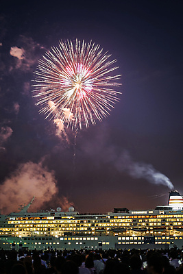 포토 JPG 해외이미지 백그라운드 밤하늘 폭죽 불꽃놀이 사람 이벤트 여러명 야외 반짝임 항구 연기 군중 크루즈 함선 발광 해외202309 해외포토 다수 배_교통 교통시설 모션 놀이 하늘 야간 파일형식