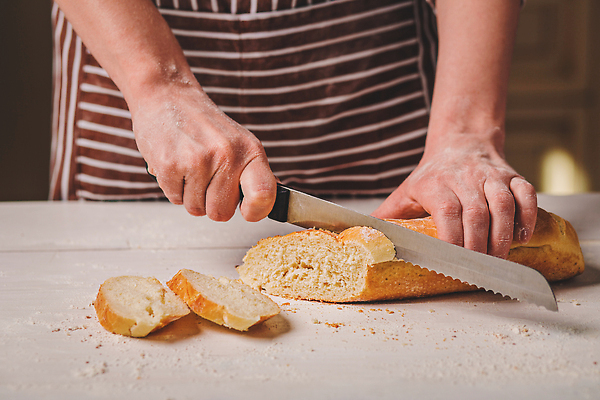 포토 JPG 해외이미지 여자 빵 조각 단면 요리 한명 상반신 성인 앞치마 자르기 빵칼 성인여자한명만 상체운동 해외202309 해외포토 1 음식 모션 사람 운동 나이프 여자한명만 성인여자만 파일형식
