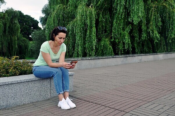 포토 JPG 해외이미지 백인 학생 공원 여자 행복 음악 여행 운동화 인터넷 텍스트 아침 모바일 휴식 갈색머리 대화 한명 사람 스마트폰 핸드폰 뷰티 듣기 흰색 청바지 영상통화 해외202309 해외포토 주간 서양인 1 헤어스타일 공공시설 감정 컬러 신발 컨셉 바지 모션 문화예술 말하기 전자제품 스마트기기 통화 파일형식