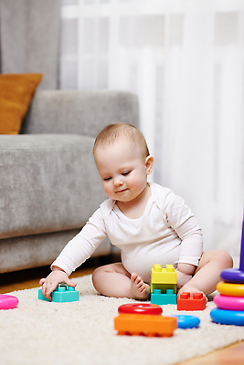 포토 JPG 해외이미지 전신 놀이 한명 앉기 앞모습 소파 장난감 귀여움 블록 카펫 신생아 커튼 여자아기한명만 해외202309 해외포토 1 뷰포인트 컨셉 의자 모션 사람 아기 여자한명만 여자아기만 파일형식