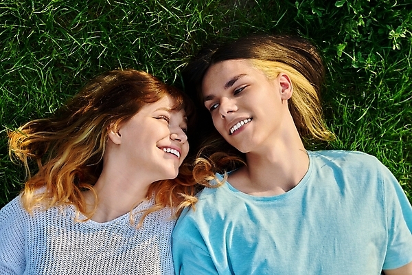 포토 JPG 해외이미지 학생 라이프스타일 커플 응시 여자 남자 행복 얼굴 백그라운드 컨셉 2 학교 관계 성공 함께함 웃음 사람 소년 잔디 성인 두명 10대 초록색 친구 뷰티 유행 우정 기쁨 낭만 흰색 거짓말 해외202309 해외포토 식물 시선 교육 감정 어린이 컬러 청소년 표정 생활 신체부위 파일형식