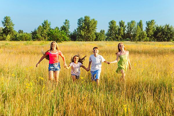 포토 JPG 해외이미지 백인 공원 여자 남자 행복 어린이 이동 밭 오렌지 자연 놀이 함께함 소년 잔디 여러명 야외 달리기 태양 노란색 일출 점프 일몰 봄 우정 유치원 기쁨 자유 4 그룹 해외202309 해외포토 자연요소 서양인 식물 계절 공공시설 교육 감정 컬러 다수 컨셉 농업 과일 모션 사람 친구 숫자 노을 생태계 파일형식