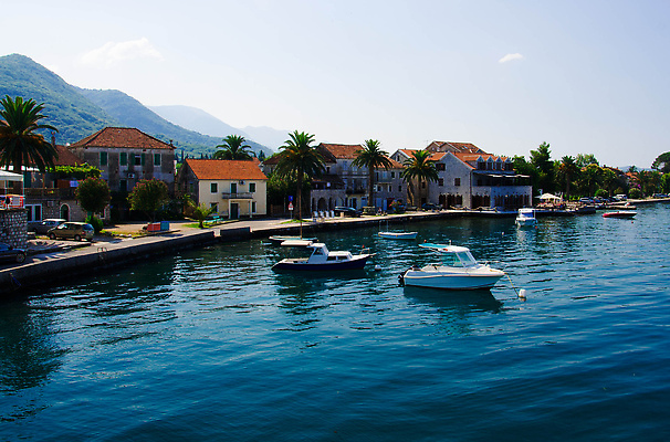 포토 JPG 해외이미지 나무 유럽 바다 여행 교통시설 자연 하늘 낚시 산 손바닥 풍경 경사 해변 사람없음 가로 물 여름 마을 항구 맑음 가을 도시 만 보트 지중해 장면 스카이라인 몬테네그로 발칸반도 해외202309 해외포토 자연요소 식물 손 계절 나라 교통 배_교통 레저 날씨 시설 생태계 파일형식