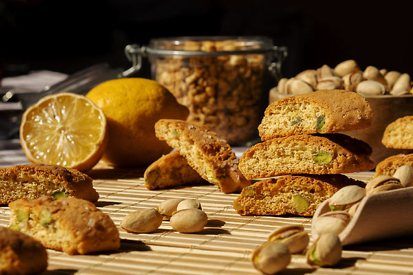 포토 JPG 해외이미지 단면 사람없음 쌓기 쿠키 레몬 나무바닥 주걱 피스타치오 홈메이드 비스코티 비건 해외202309 해외포토 빵 과일 모션 주방용품 디저트 바닥 견과류 만들기 채식주의자 파일형식