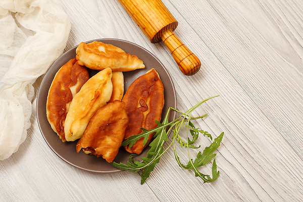 포토 JPG 해외이미지 전통 접시 백그라운드 탁자 건강 육류 요리 사람없음 목재 검은색 식사 저녁식사 빵집 튀김 시골 황금 맛 아침식사 굽기 밀가루 밀대 번 우크라이나 페스츄리 핸드메이드 맛있는 해외202309 해외포토 나무 식기 유럽 음식 빵 컬러 가구 컨셉 식재료 재료 주방용품 상점 가루 구이 파일형식