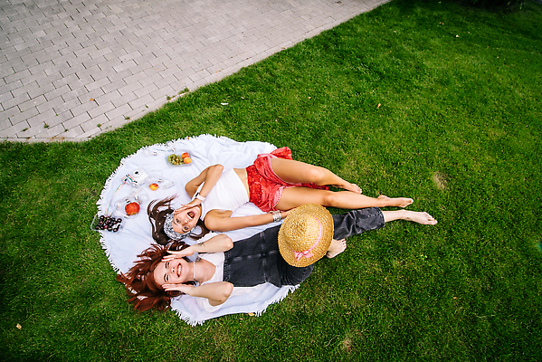 포토 JPG 해외이미지 커플 공원 행복 여행 가족 관계 모션 휴가 휴식 함께함 사랑 사람 잔디 야외 두명 친구 소풍 기쁨 흰색 날짜 정상 주말 항공촬영 거짓말 스타일 해외202309 해외포토 식물 공공시설 감정 뷰포인트 컬러 컨셉 야외활동 파일형식