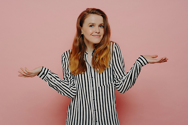 포토 JPG 해외이미지 1 여자 행복 감정 유럽 얼굴 분홍색 포즈 백그라운드 셔츠 실내 한명 서기 미소 사람 10대 뷰티 줄무늬 기쁨 퍼즐 불안 어깨 의심 고립 성격 혼자 스타일 해외202309 해외포토 나라 컬러 상의 무늬 모션 청소년 표정 내부 신체부위 파일형식