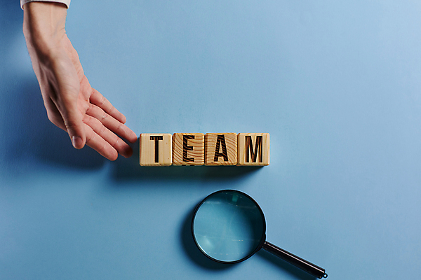 포토 JPG 해외이미지 손 알파벳 비즈니스 텍스트 돋보기 협력 아이디어 신체부위 파란색 단어 나무블록 카피스페이스 해외202309 해외포토 문자 영어 컬러 컨셉 사람 목재 공백 블록 파일형식