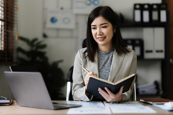포토 JPG 해외이미지 돈 통계 성공 그래프 아이디어 한명 사람 금융 경제 노트북 성장 업무 돼지 절약 계산 재산 황금 계획 은퇴 분석 문서 투자 이익 가치 회계 대출 빚 경영 계좌 관심 세금 수입 예산 자금 투자자 회계사 비용 해외202309 해외포토 직업 1 컨셉 비즈니스 포유류 전자제품 작업 파일형식