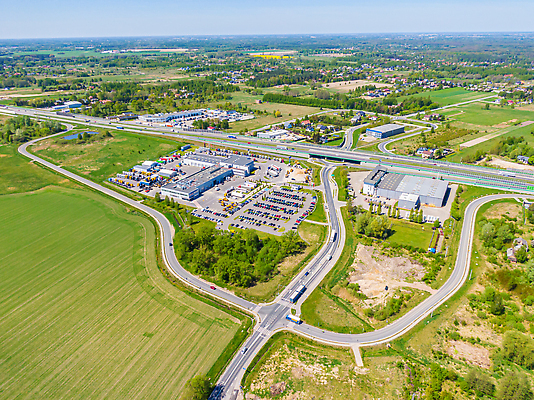 포토 JPG 해외이미지 유럽 산업 도로 비즈니스 공장 교통시설 자동차 독일 안테나 사람없음 화물 상품 컨테이너 창고 시설 상업 수납 짐차 무거움 트레일러 물류 폴란드 드론 분배 수입 조감도 해외202309 해외포토 나라 길 육상교통 교통 통신 공업 운송업 무게 파일형식
