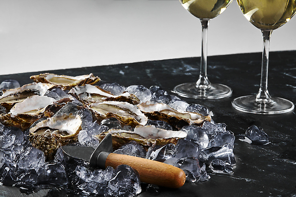 포토 JPG 해외이미지 검은배경 사람없음 얼음 굴 신선 칼 샴페인 샴페인잔 대리석 해외202309 해외포토 자연요소 백그라운드 술잔 재료 어패류 주류 검은색 파일형식