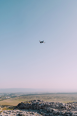 포토 JPG 해외이미지 직업 백그라운드 모션 하늘 비행기 안테나 취미 사람없음 파란색 카메라 디지털 촬영 장비 흰색 헬리콥터 파일럿 무선전화기 로봇 항공 프로펠러 보안 전자 감시 멀리 동영상 항공촬영 혁명 드론 스파이 제어 해외202309 해외포토 뷰포인트 컬러 컨셉 통신 항공교통 대중교통 안전 전자제품 전화기 파일형식