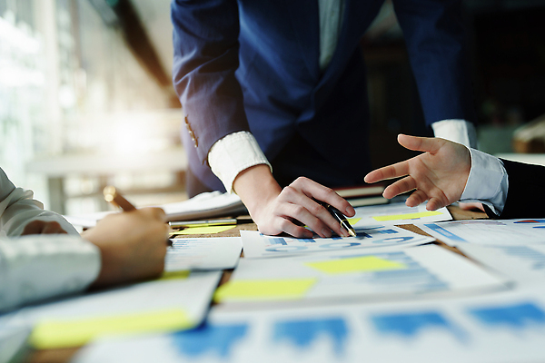 포토 JPG 해외이미지 직업 컨셉 비즈니스 통신 통계 성공 회의 그래프 협력 설계 사람 세명 금융 노트북 사무실 정보 성장 작업 비즈니스맨 그룹 계획 토론 분석 동료 보고서 상담 문서 투자 회계 대출 경영 마케팅 업그레이드 프로젝트 브레인스토밍 해외202309 해외포토 남자 관계 경제 전자제품 직장인 파일형식