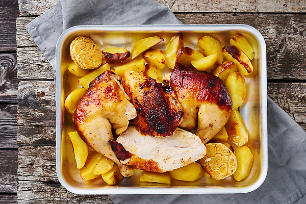 포토 JPG 해외이미지 감자 마늘 사람없음 치킨 닭고기 신선 냄비 구이 나무배경 해외202309 해외포토 음식 백그라운드 채소 육류 솥 닭고기요리 파일형식