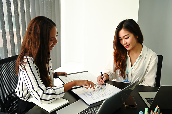 포토 JPG 해외이미지 여자 창문 앉기 상반신 성인 두명 옆모습 노트북 스마트폰 사무실 마주보기 공책 가리킴 기록 비즈니스우먼 스마트 책상 보고서 성인여자만 해외202309 해외포토 뷰포인트 가구 컨셉 비즈니스 모션 문구용품 사람 손짓 전자제품 핸드폰 스마트기기 직장인 여자만 성인만 파일형식