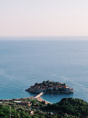 포토 JPG 해외이미지 나무 섬 여행 호텔 지붕 협상 사람없음 건물 빨간색 초록색 물 파란색 마을 성 고급 타일 휴양지 몬테네그로 해외202309 해외포토 자연요소 식물 건축물 컬러 컨셉 비즈니스 숙소 장소 파일형식