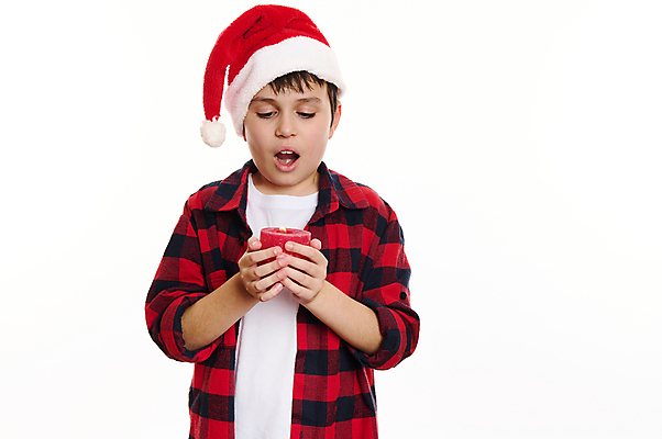 포토 JPG 해외이미지 전통 행복 어린이 컨셉 크리스마스 관리 한명 이벤트 장식 10대 빛 희망 기쁨 축하 발표 예측 불기 흰배경 해피뉴이어 걸음마 고립 카피스페이스 해외202309 해외포토 1 기념일 감정 백그라운드 모션 청소년 사람 공백 새해인사 흰색 파일형식