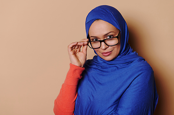 포토 JPG 해외이미지 스튜디오촬영 라이프스타일 응시 옷 여자 종교 안경 중년 성공 엄마 고글 한명 약 유행 교사 비즈니스우먼 자신감 화려 아프리카인 우아함 이슬람교 고객 미녀 시력 비전 안과 고립 독립 심각 광학 스타일 카피스페이스 해외202309 해외포토 외국인 직업 1 시선 잡화 감정 컨셉 비즈니스 의학 가족 실내 병원 사람 성인 생활 공백 직장인 미인 파일형식