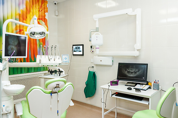 포토 JPG 해외이미지 가구 백그라운드 의자 직장 기술 실내 건강 치과 병원 미소 사람 사람없음 내부 치료 가로 파란색 빛 사무실 뷰티 약 스크린 어둠 장비 흰색 도구 업무 닫기 치아 캐비닛 치과의사 돌봄 미백 치아교정 비어있는 구강학 해외202309 해외포토 컬러 생활용품 회사 비즈니스 의학 모션 표정 의사 작업 소화기관 사물함 교정 파일형식