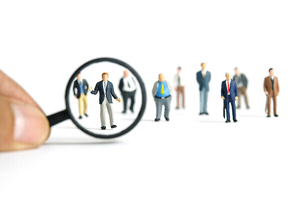 포토 JPG 해외이미지 직업 손 응시 백그라운드 사업가 유리 돋보기 들기 사람 정장 사람없음 미니어처 흰색 비즈니스맨 퍼즐 선택 목표 계획 질문 불안 검색 호기심 옵션 위치 문제 문제풀이 팔 해결 발견 의심 개발 경영 고립 골 리프팅 배려 채용 혼란 해외202309 해외포토 시선 옷 남자 감정 컬러 컨셉 비즈니스 모션 재질 신체부위 모형 직장인 파일형식