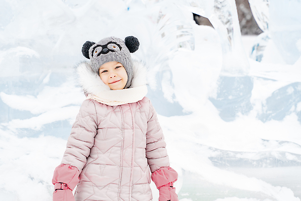 포토 JPG 해외이미지 백인 라이프스타일 계절 행복 얼굴 어린이 크리스마스 겨울 가족 자연 놀이 휴가 한명 웃음 사람 야외 걷기 냉동 얼음 목도리 추위 흰색 12월 니트 1월 손모아장갑 해외202309 해외포토 자연요소 서양인 1 잡화 기념일 감정 컬러 장갑 상의 관계 모션 표정 생활 신체부위 날짜 생태계 파일형식
