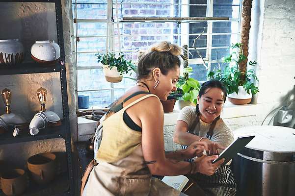 포토 JPG 해외이미지 응시 여자 행복 화분 화초 창문 선반 들기 앉기 상반신 성인 두명 옆모습 태블릿 앞치마 가리킴 도자기 작업실 도예가 성인여자만 해외202309 해외포토 식물 직업 시선 감정 뷰포인트 가구 모션 사람 손짓 전자제품 스마트기기 여자만 성인만 파일형식