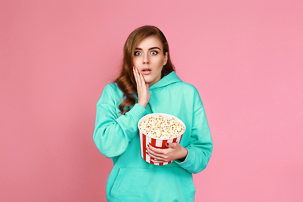 포토 JPG 해외이미지 여자 행복 분홍색 한명 들기 상반신 성인 앞모습 놀람 영화 팝콘 성인여자한명만 해외202309 해외포토 1 감정 뷰포인트 컬러 모션 문화예술 표정 사람 여자한명만 성인여자만 파일형식