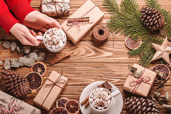 포토 JPG 해외이미지 손 별 리본 크리스마스 실내 크리스마스선물 신체부위 선물상자 하이앵글 갈색 잡기 오브젝트 솔방울 솔잎 코코아 건과일 마시멜로우 시나몬스틱 해외202309 해외포토 자연요소 기념일 음료 뷰포인트 컬러 잎 과일 모션 디저트 건조 선물 사람 내부 상자 시나몬 파일형식