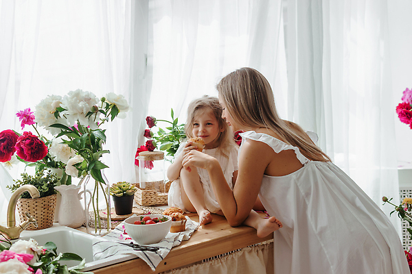 포토 JPG 해외이미지 그릇 원피스 여자 꽃 어린이 딸기 상반신 성인 두명 옆모습 금발 흰색 커튼 싱크대 머핀 여자만 소녀만 해외202309 해외포토 식물 헤어스타일 식기 옷 빵 뷰포인트 컬러 과일 사람 개수대 어린이만 파일형식