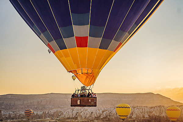 포토 JPG 해외이미지 여행 하늘 야외 일몰 로맨틱 열기구 비행 군중 튀르키예 해외202309 해외포토 아시아 컨셉 항공교통 사람 노을 파일형식