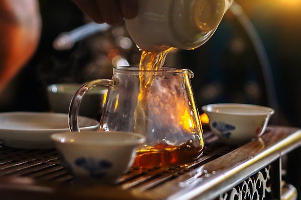 포토 JPG 해외이미지 전통 손 아시아 문화 음료 음식 백그라운드 잎 유리 주전자 건강 동양인 사람없음 컵 초록색 세트 뷰티 갈색 검은색 중국 흐름 뜨거움 붓기 닫기 냄비 찻주전자 서비스 아로마 토기 해외202309 해외포토 식물 식기 나라 컬러 컨셉 모션 재질 주방용품 인종 신체부위 용기_그릇 솥 파일형식