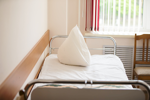 포토 JPG 해외이미지 의자 부분 창문 베개 바닥 실내 건강 병원 사람없음 내부 건물 치료 빛 사무실 약 문 방 고통 장비 흰색 침대 가난 회의실 서비스 러시아 지역 일반 나쁜 돌봄 러시아인 석고 소비에트 옛날 해외202309 해외포토 서양인 건축물 감정 유럽 컬러 가구 컨셉 비즈니스 의학 침구 모션 파일형식