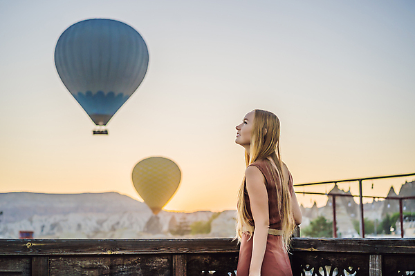 포토 JPG 해외이미지 여자 여행 난간 하늘 한명 성인 야외 옆모습 아웃포커스 일몰 로맨틱 성인여자한명만 튀르키예 해외202309 해외포토 1 아시아 뷰포인트 컨셉 촬영기법 사람 노을 여자한명만 성인여자만 파일형식